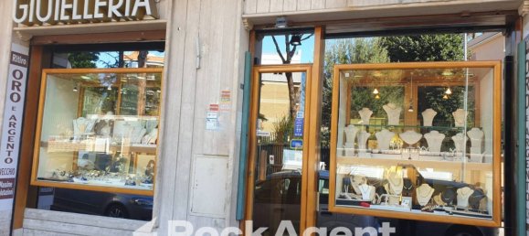 2-salle Propriété commerciale à Rome, Italy No. 299875 14