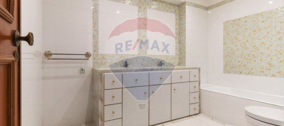 3 bedrooms Apartment in Lisbon, Portugal No. 81613 3