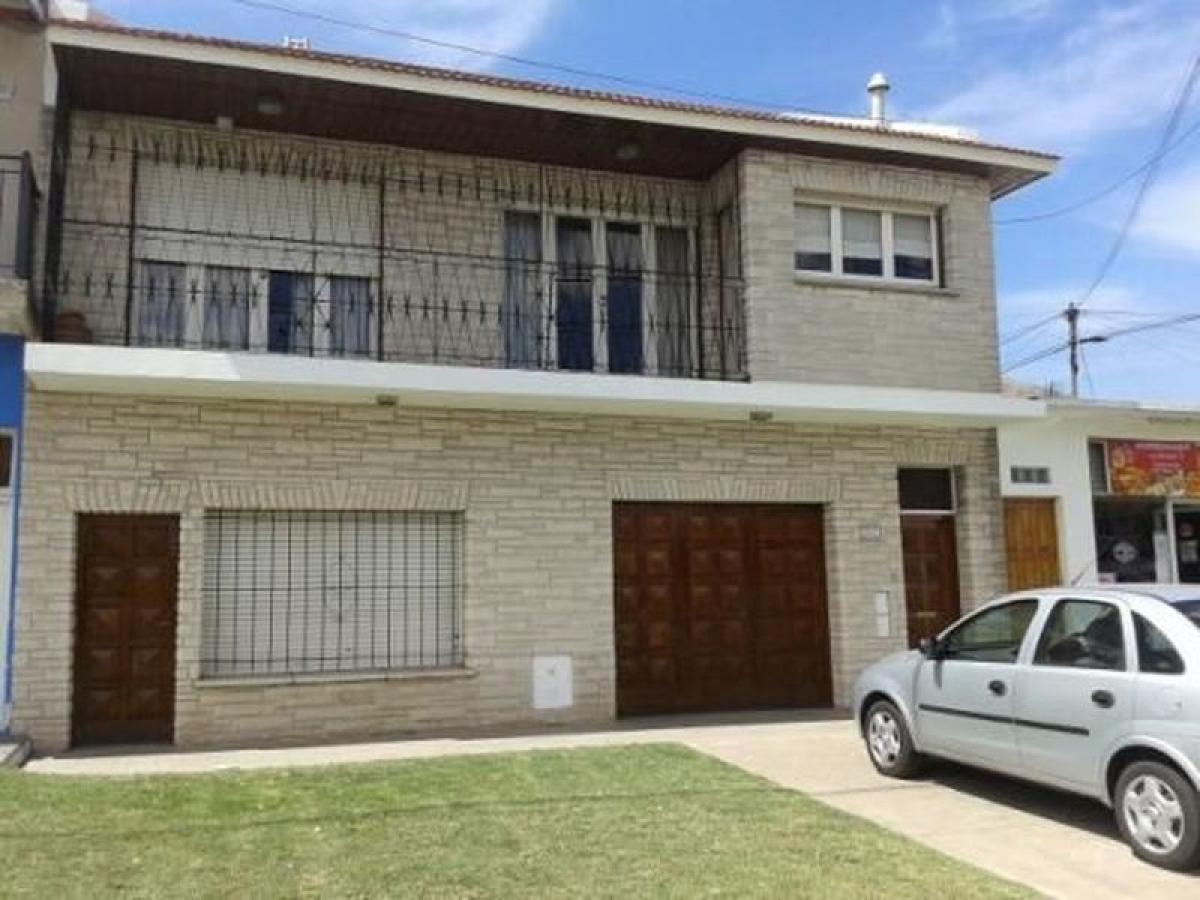 4 bedrooms House in Mar del Plata, Argentina No. 79718