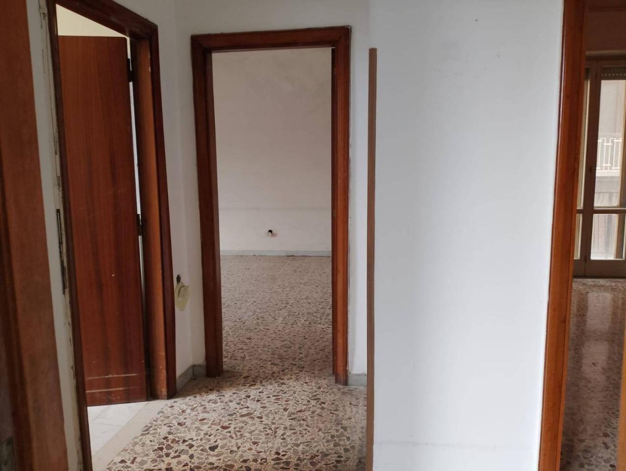 Квартира с 4 комнатами в Авеллино, Италия № 128872