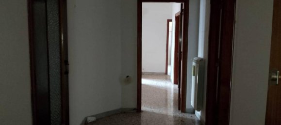 Квартира с 4 комнатами в Авеллино, Италия № 128872 2