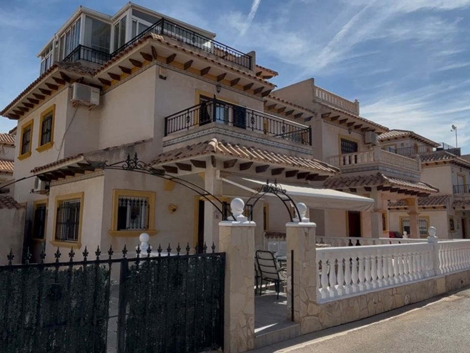 3 bedrooms Townhouse in Cabo Roig, Spain No. 195792
