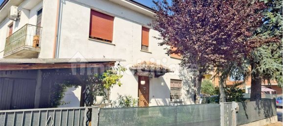 3 Schlafzimmer Haus in Novi di Modena, Italy, Nr. 292079 5