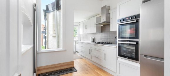 4 bedrooms House in Finchley, United Kingdom No. 3621 7