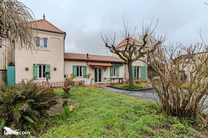 Casa de 4 dormitorios en Libourne, France No. 294599