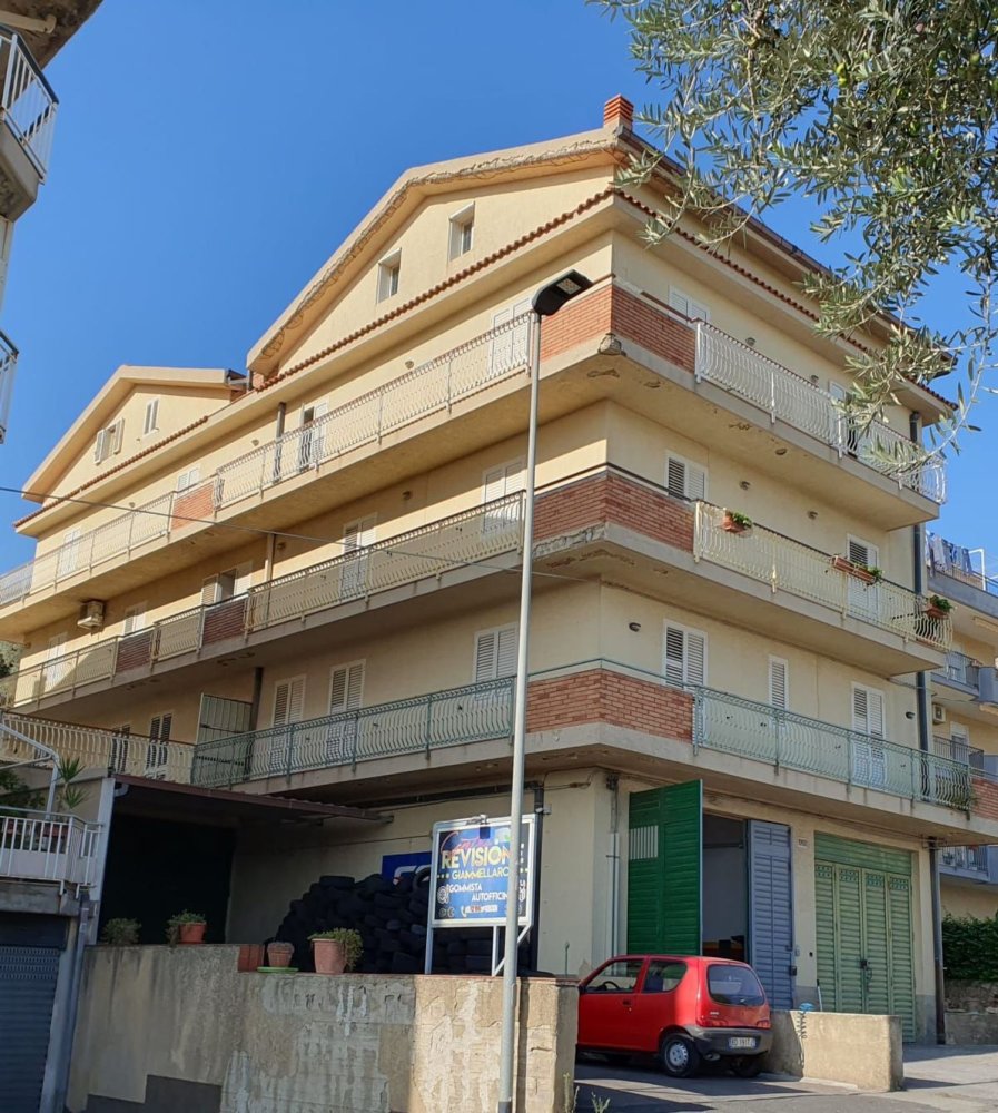 7 rooms Apartment in Mineo, Italy No. 33490