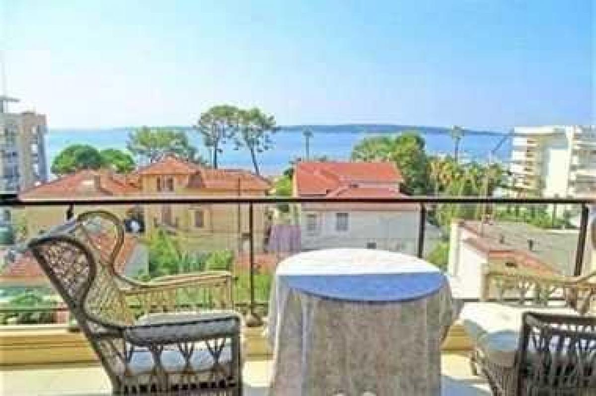 2 bedrooms Condo in Cannes, France No. 14334