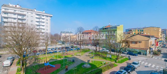 3-salle Appartement à San Donato Milanese, Italy No. 232401 20