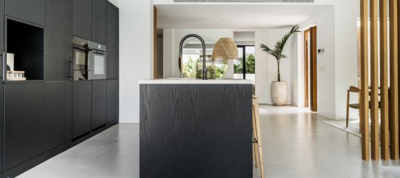 4 bedrooms Villa in Marbella, Spain No. 75139 18