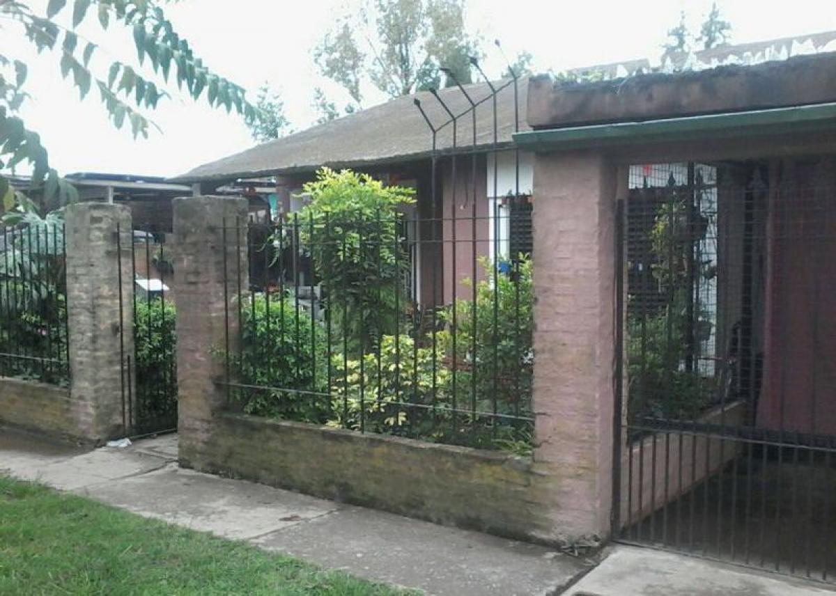 3 bedrooms House in Almirante Brown, Argentina No. 82102