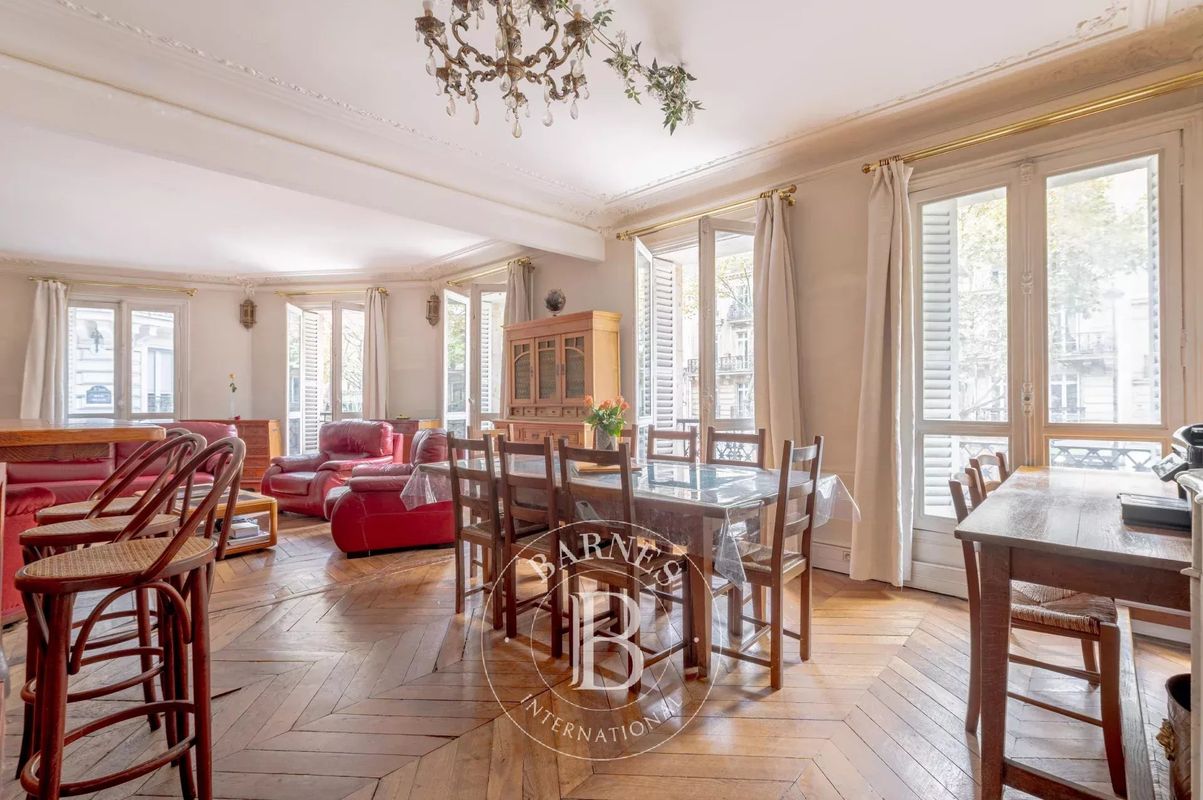 3 bedrooms Apartment in Paris, France No. 164816