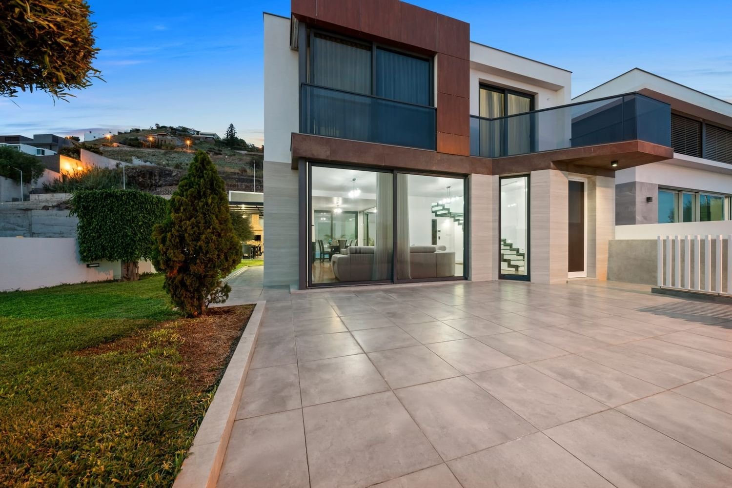 Дом с 3 спальнями в Фуншал, Португалия № 25060