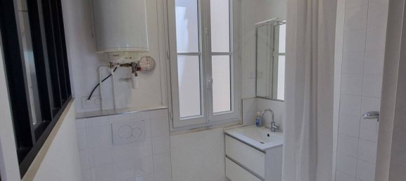 Studio in Paris, France No. 326842 3