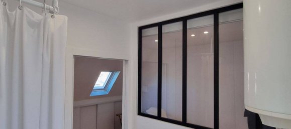 Studio in Paris, France No. 326842 2