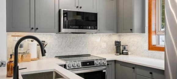 3 bedrooms House in British Columbia, Canada No. 1183 10