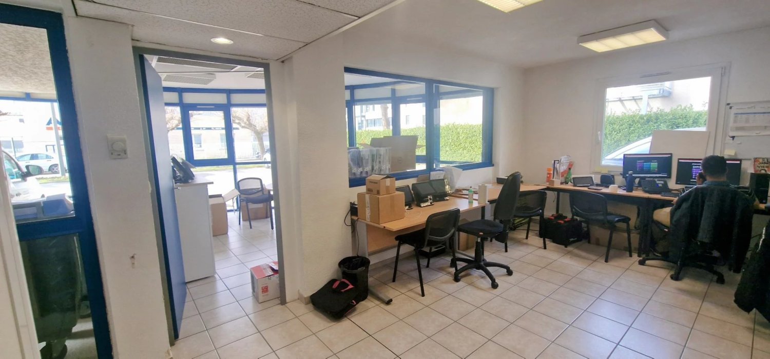  مكتب في Valence, France 80متر مربع رقم 202357