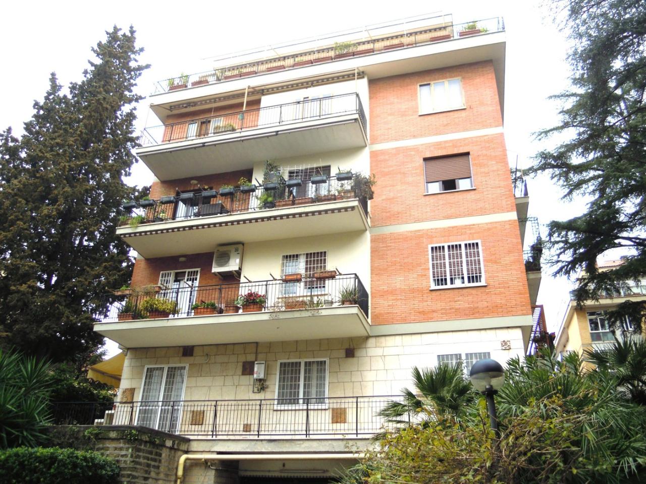 6 rooms Apartment in Rome, Italy No. 38542