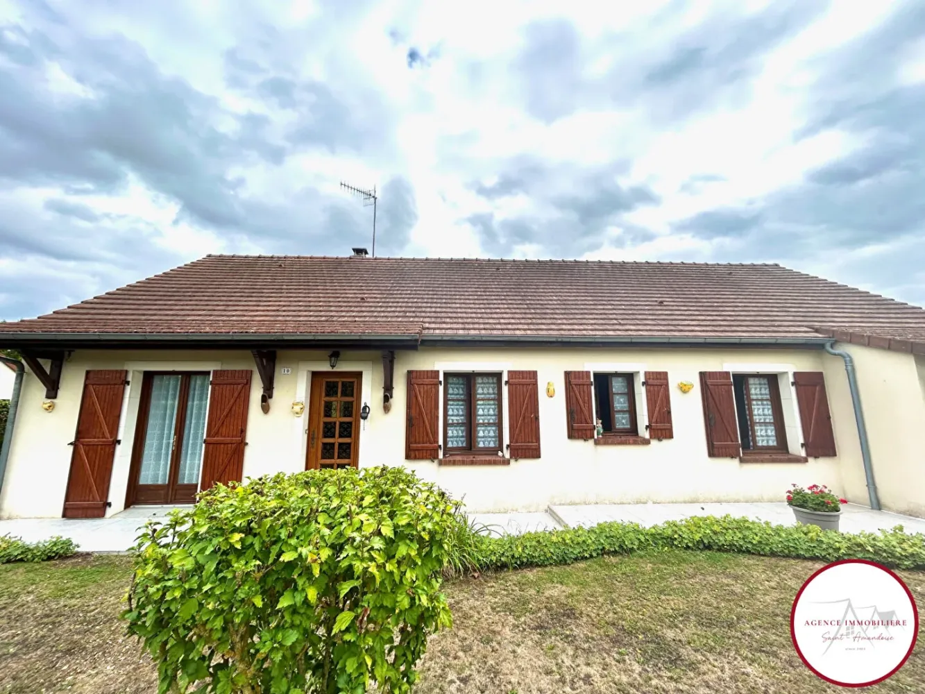 3 bedrooms House in Colombiers, France No. 321892