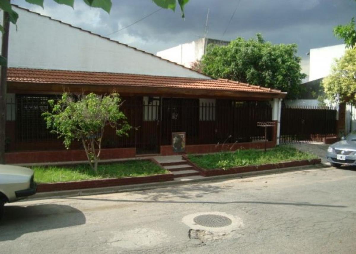 Casa de 4 dormitorios en Tres de Febrero, Argentina No. 64365