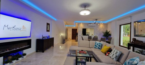 4 bedrooms Villa in Estepona, Spain No. 164157 2