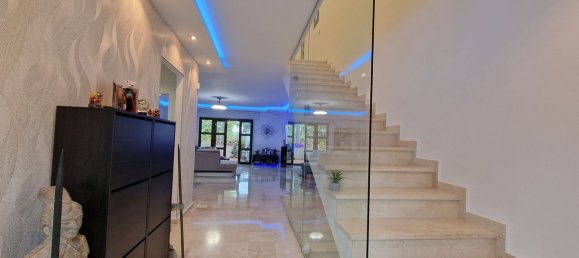 4 bedrooms Villa in Estepona, Spain No. 164157 6