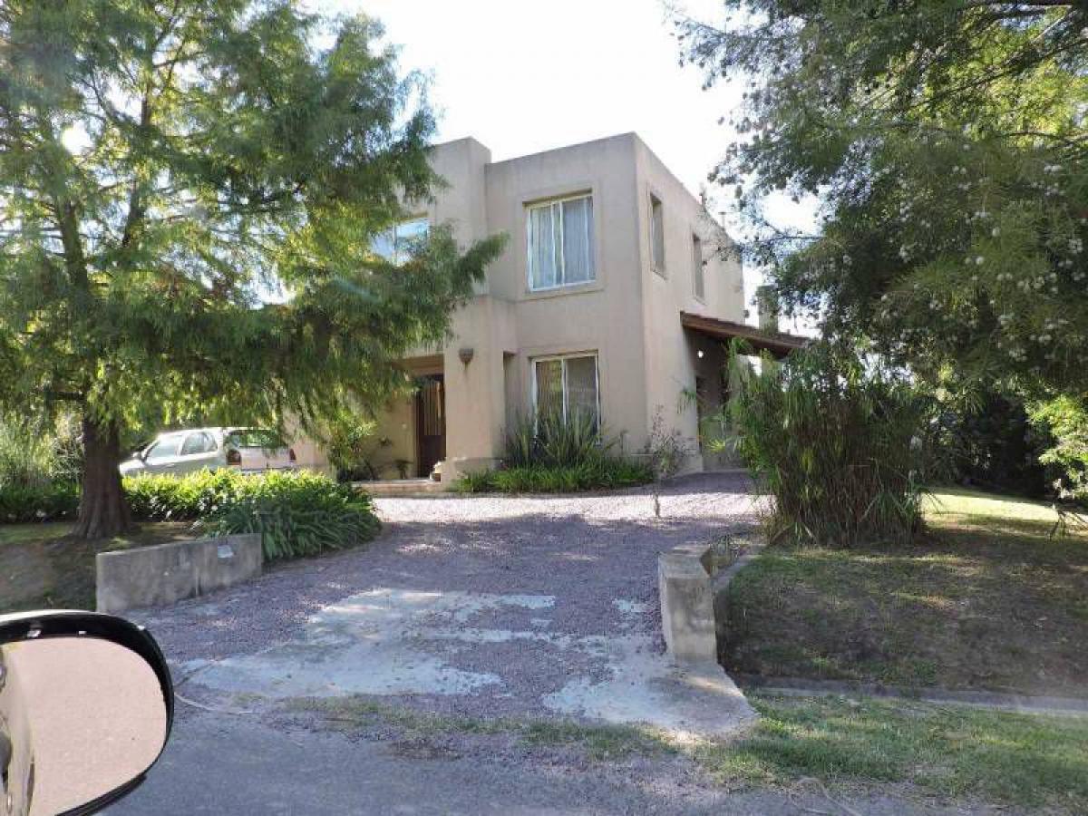 Дом с 3 спальнями в Берасатеги, Аргентина № 60768