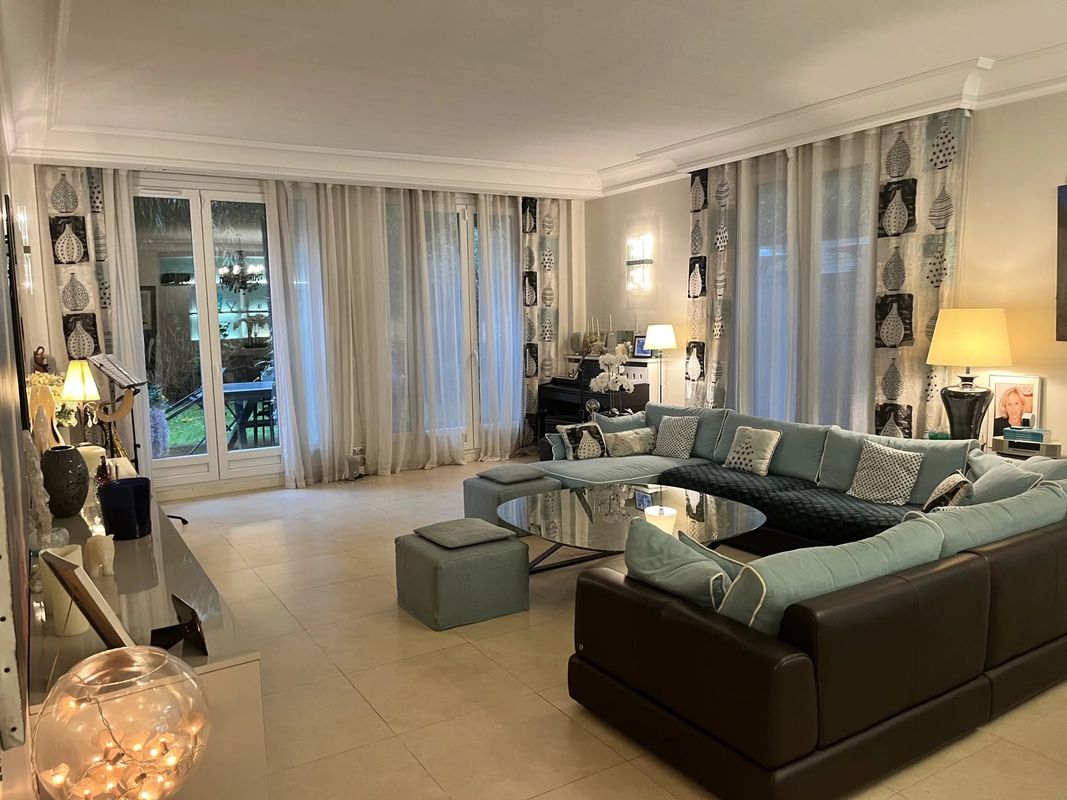 Apartamento de 2 dormitorios en Neuilly-sur-Seine, France No. 163536