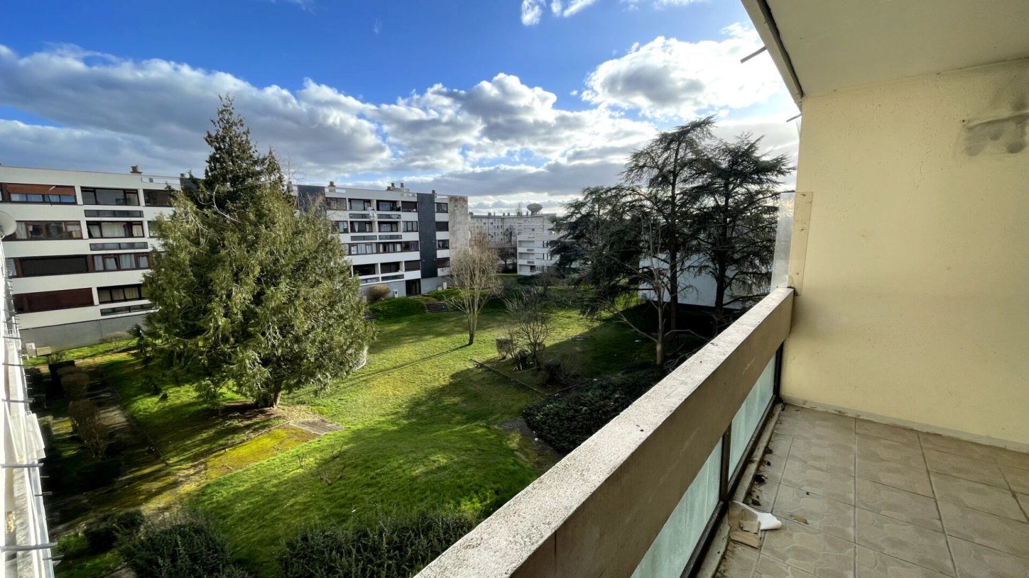 Квартира с 3 спальнями в Бурж, Франция № 260315