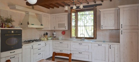 5 bedrooms Villa in Chiusi, Italy No. 52737 2