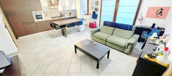 3 bedrooms Apartment in Parma, Italy No. 370885 2