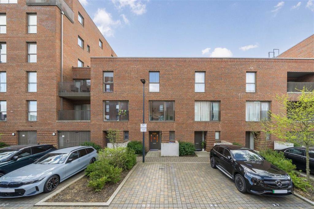 3 bedrooms House in Harrow, United Kingdom No. 5696