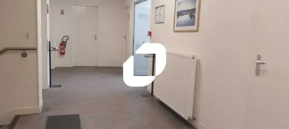 753m² Office in Les Clayes-sous-Bois, France No. 302388 2