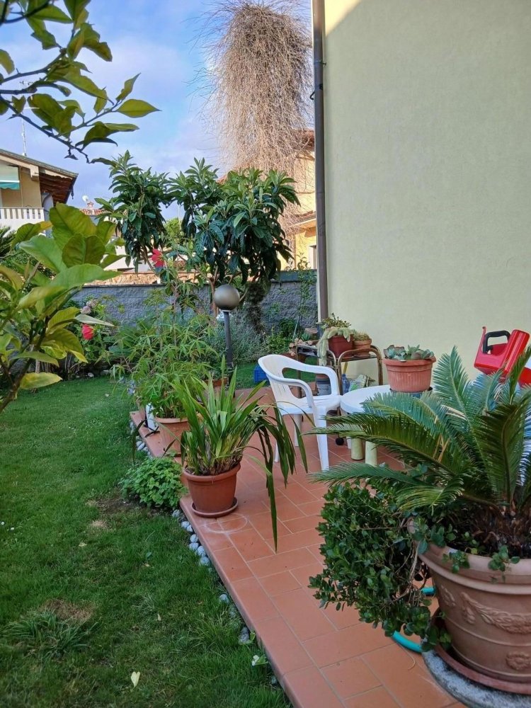 5 bedrooms Villa in Massa, Italy No. 336519