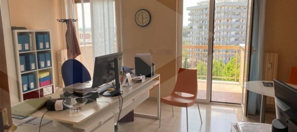 5 rooms Apartment in Bari, Italy No. 33911 2