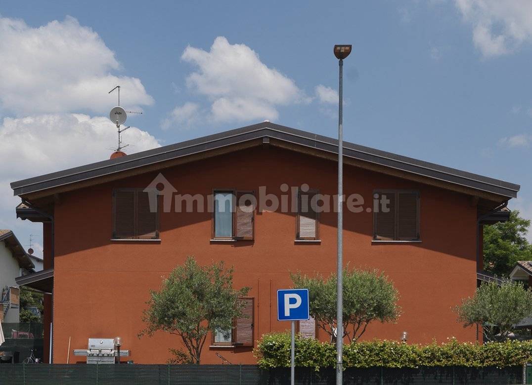 Casa de 2 dormitorios en Bregnano, Italy No. 303511