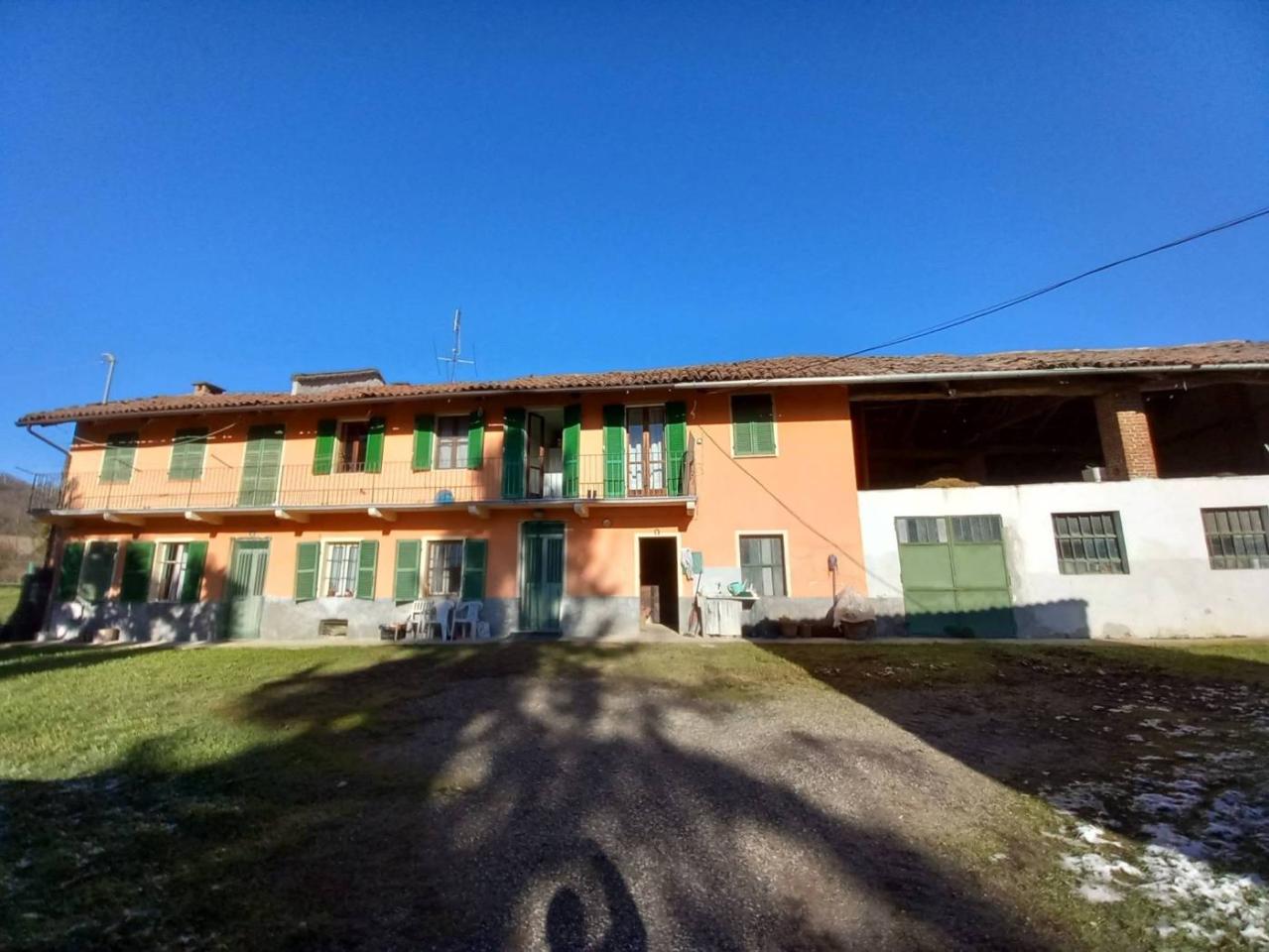 6 rooms House in Moncucco Torinese, Italy No. 135526