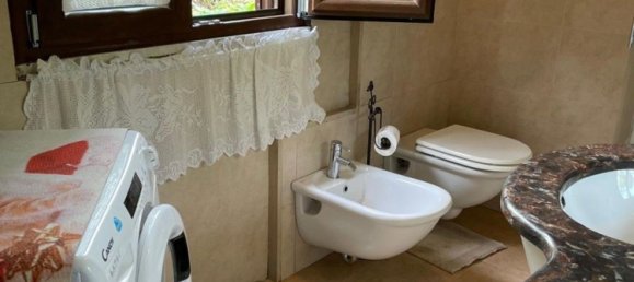 8 rooms House in Carrara, Italy No. 48142 4