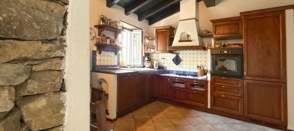 6 bedrooms House in Carro, Italy No. 314281 2