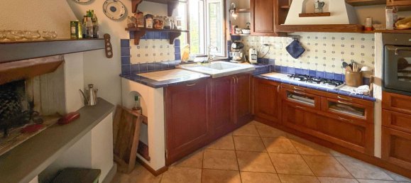 6 bedrooms House in Carro, Italy No. 314281 3