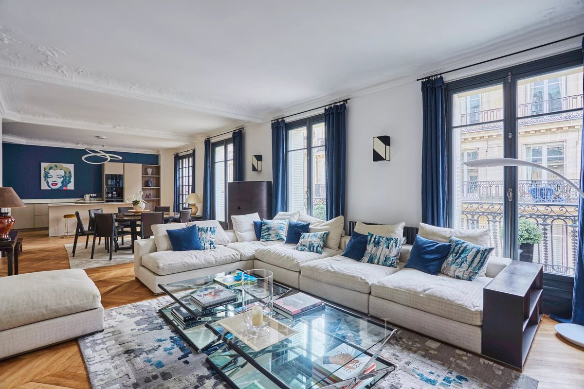 4 bedrooms Apartment in Paris, France No. 148868