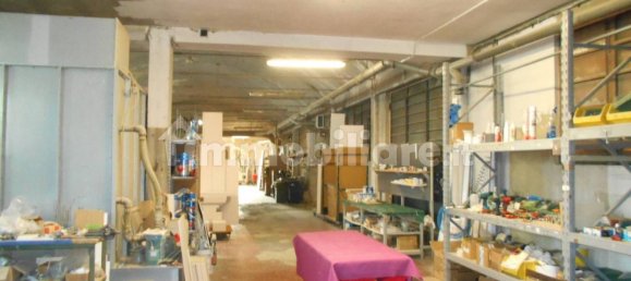 1050m² Warehouse in Carugo, Italy No. 71348 2