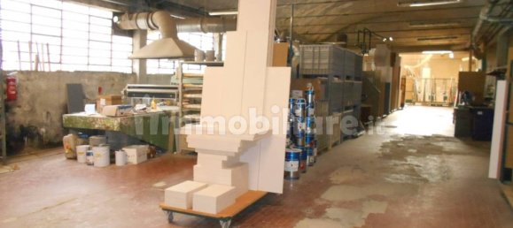 1050m² Warehouse in Carugo, Italy No. 71348 4