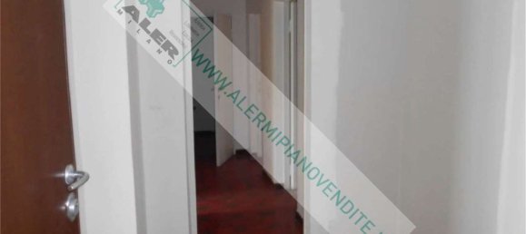 4 bedrooms Apartment in Milan, Italy No. 370131 3