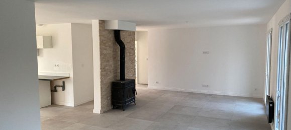 3 bedrooms House in Checy, France No. 160738 3