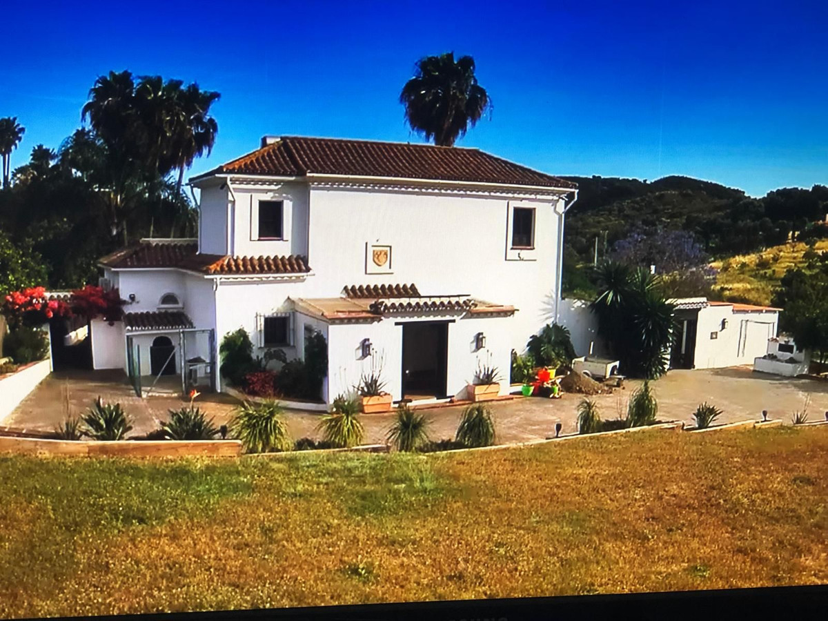 4 bedrooms House in Estepona, Spain No. 173355