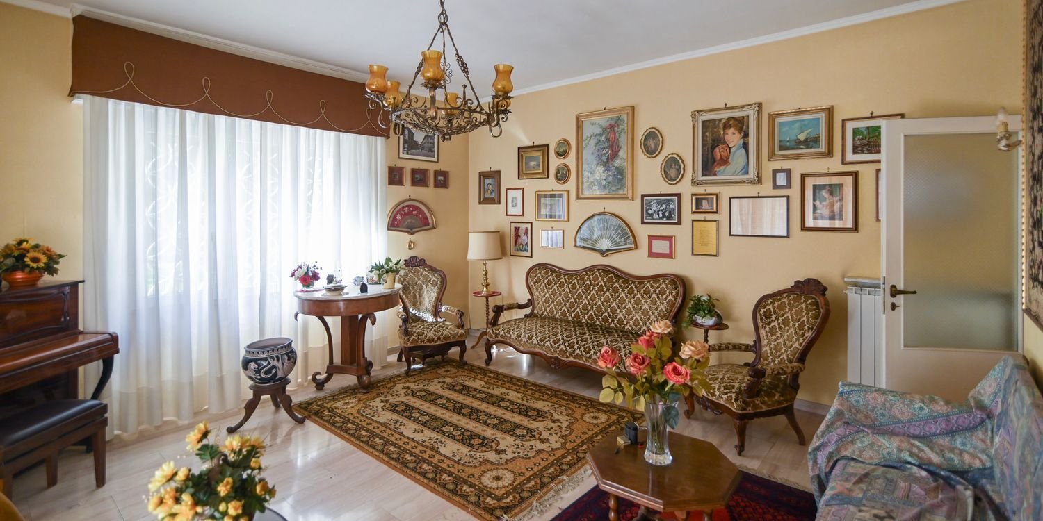 6 rooms Apartment in Rome, Italy No. 12656