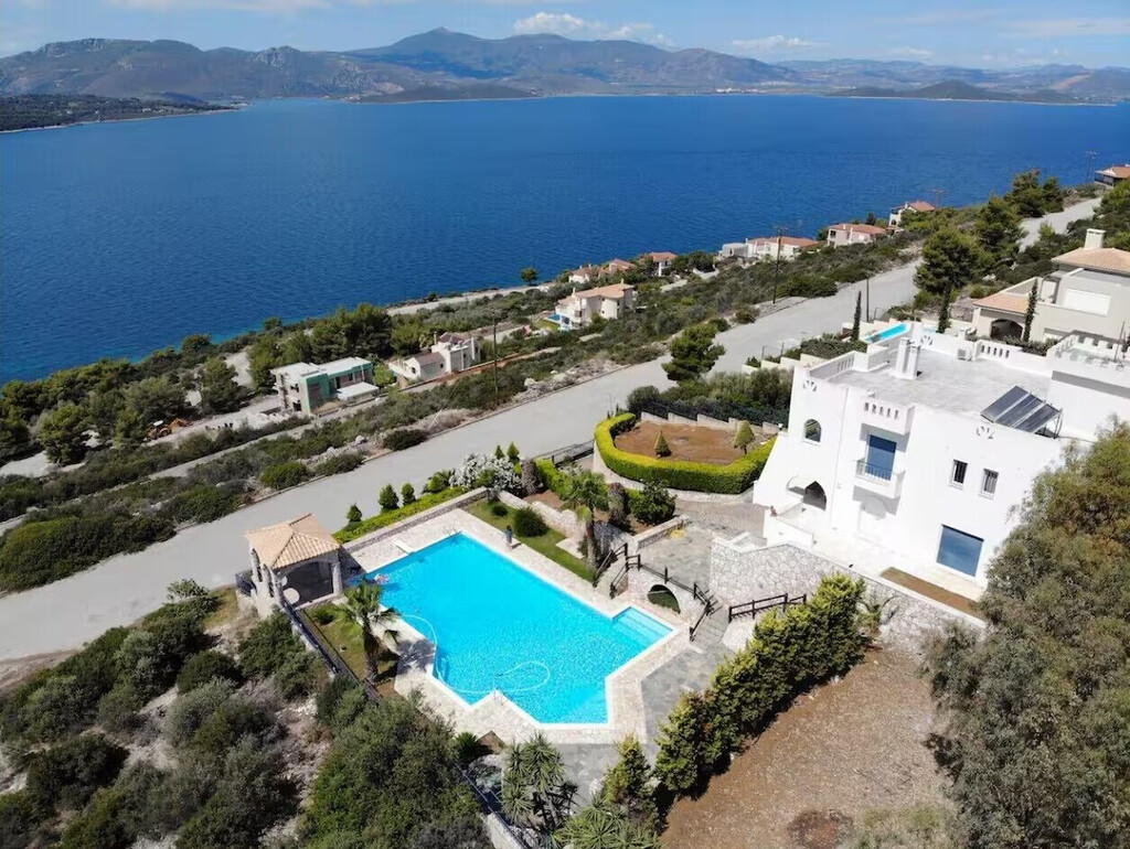 5 غرف نوم فيلا في Malesina, Greece رقم 99582