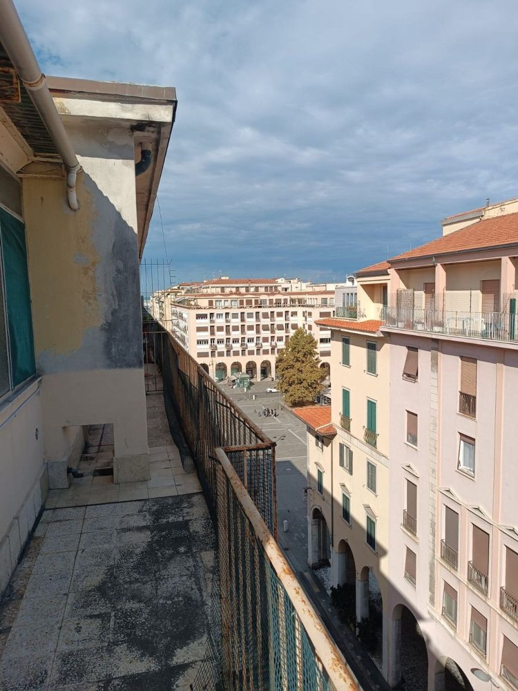 Пентхаус с 8 комнатами в Ливорно, Италия № 275100