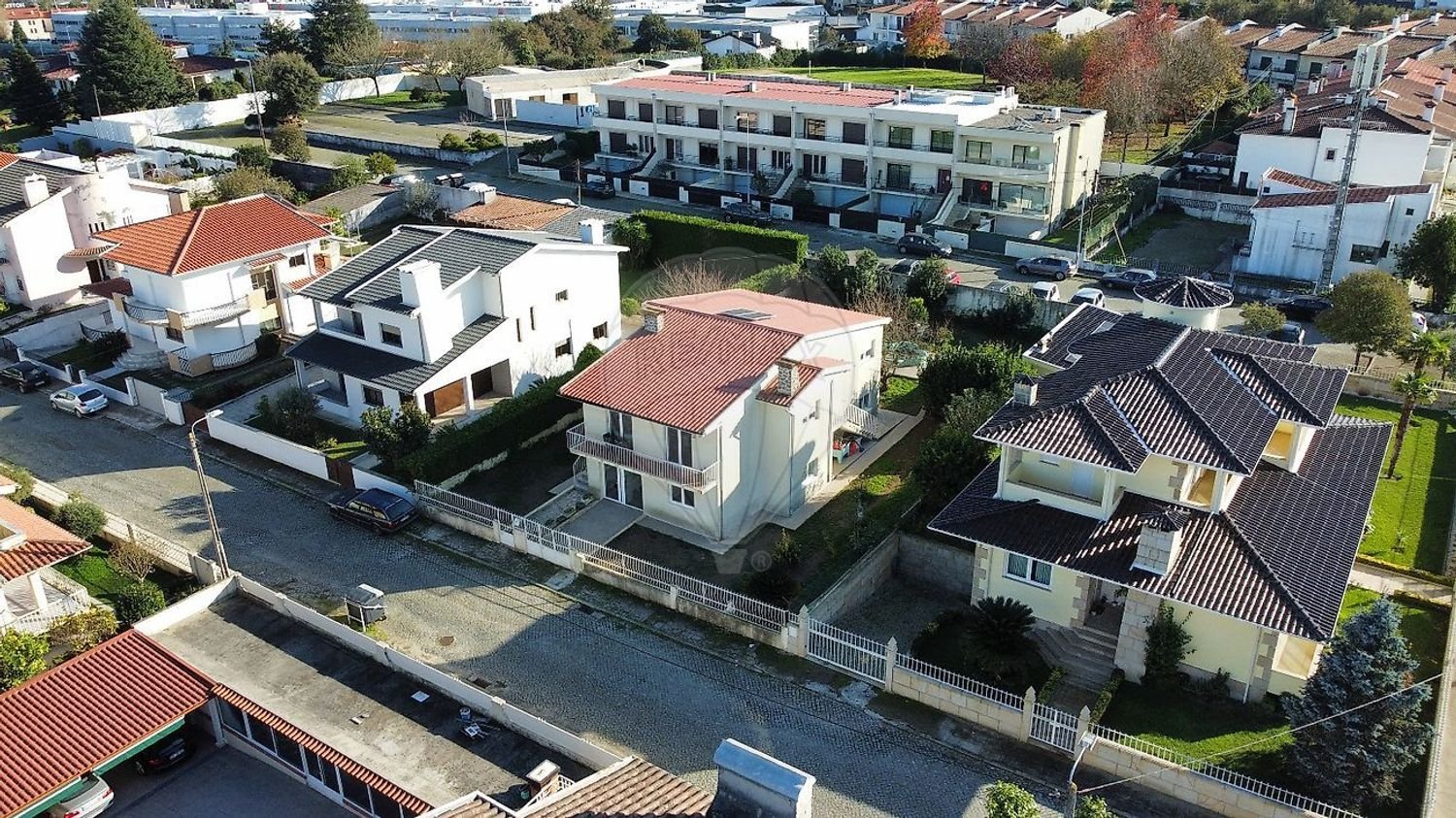 Дом с 5 спальнями в Брага, Португалия № 177383