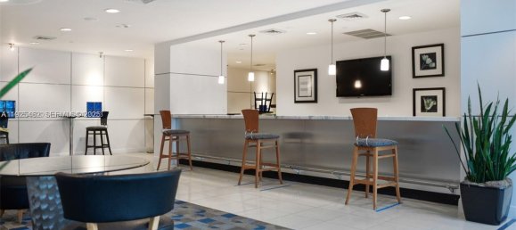 2 Schlafzimmer Gewerbliche Immobilien in Miami, USA, Nr. 614787 2
